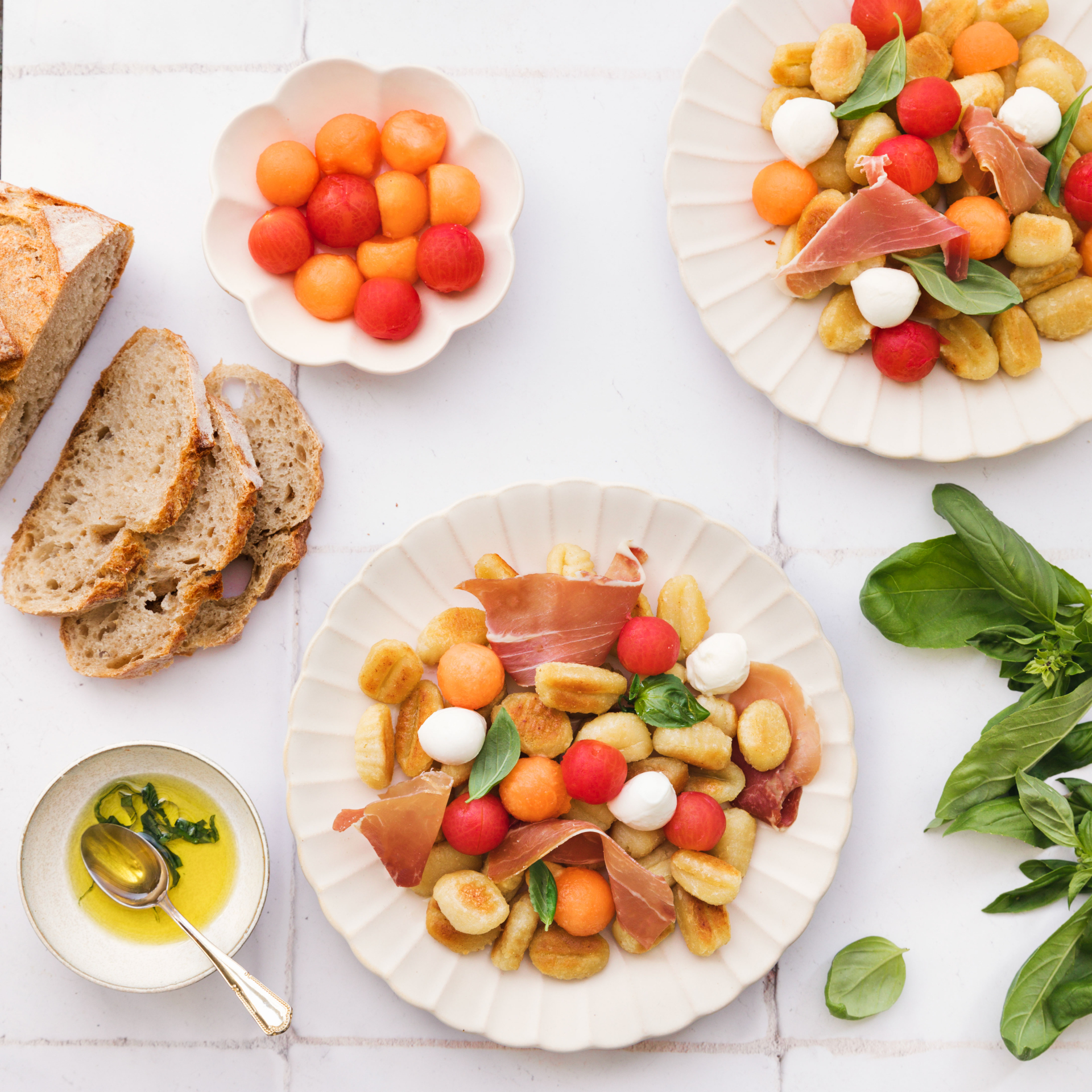 gno-gnocchi-de-pommes-de-terre-en-salade-melon-tomates-cerises-mozarella-et-jambon-cru-1