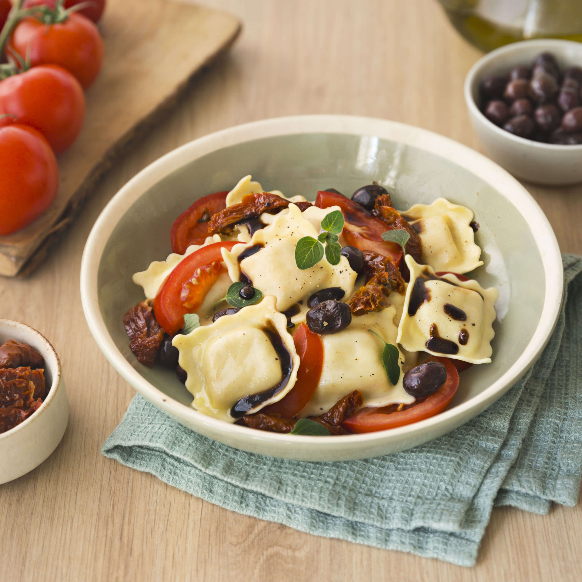 rvi-ravioli-chevre-thym-et-salade-aux-2-tomates-au-vinaigre-balsamique-et-aux-olives-noires-1