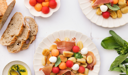 gno-gnocchi-de-pommes-de-terre-en-salade-melon-tomates-cerises-mozarella-et-jambon-cru-1