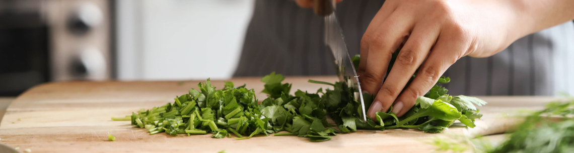 cuisine-chef-coupe-legumes-verts-dans-cuisinev2