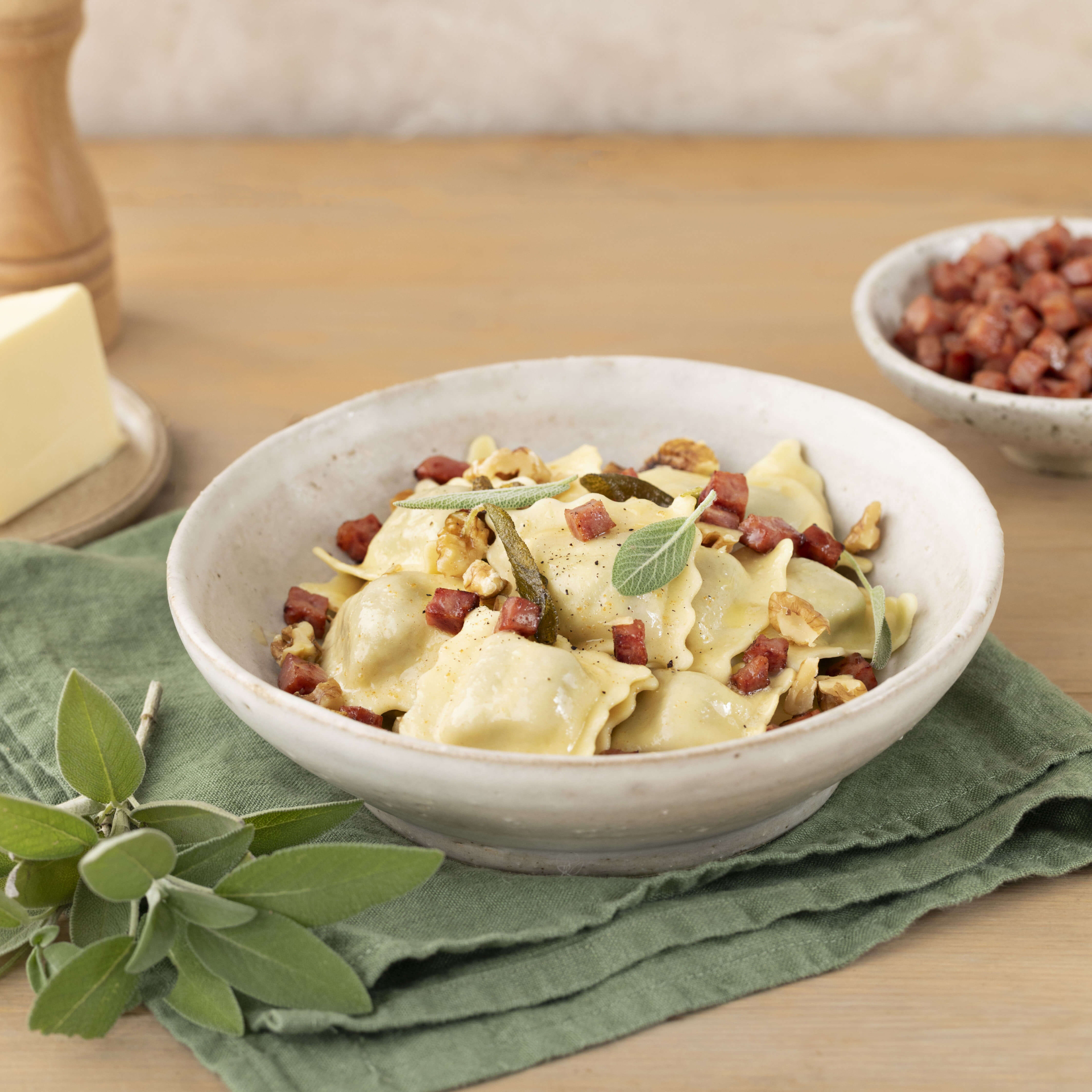 rvi-nos-pates-fraiches-champignons-ail-des-ours-bio-beurre-de-sauge-concasse-de-noix-et-bacon-g-copie-1