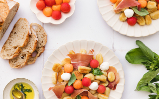 gno-gnocchi-de-pommes-de-terre-en-salade-melon-tomates-cerises-mozarella-et-jambon-cru-1